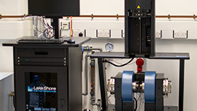 Vibrating sample magnetometer